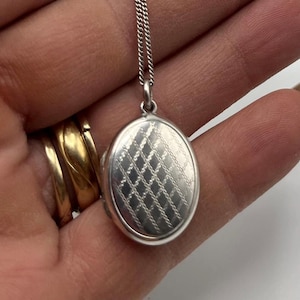 Vintage Sterling Silver Locket and Chain  - Oval - Diamond Design  - Locket Old - Vintage Jewellery *Ref 22