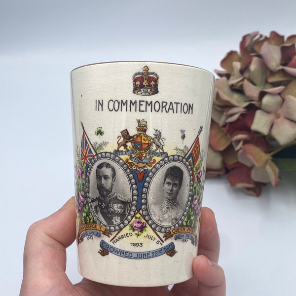 Ancien bécher commémoratif RARE pour célébrer le mariage du roi George et de la reine Mary - Marié le 6 juillet 1893 - Devon Ware