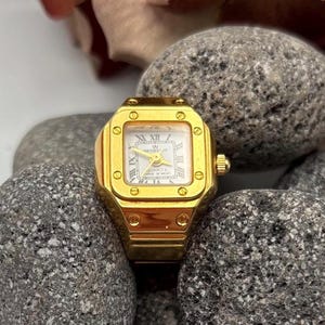 Vintage Regency-horlogering: goudkleurige zeshoekige kast, Romeinse cijfers