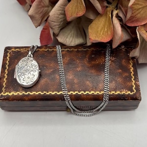 Vintage Sterling Silver Floral Oval Locket Necklace on Fine Curb Chain – Holds Two Photos – Elegant Gift *Ref 23