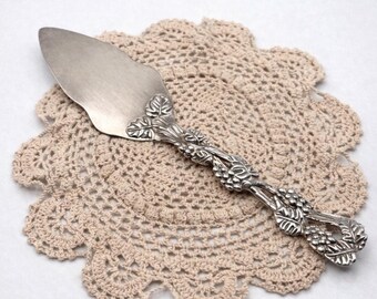 Vintage Silver Plated Pie Server with Ornate Grape Vine Handle Italian Design *Ref 3