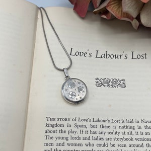 Vintage Silver Round Locket and Chain Sterling Silver Stamped Round Three Flower Foliate Engraved Design with Chain Vintage Ref 13 zdjęcie 4