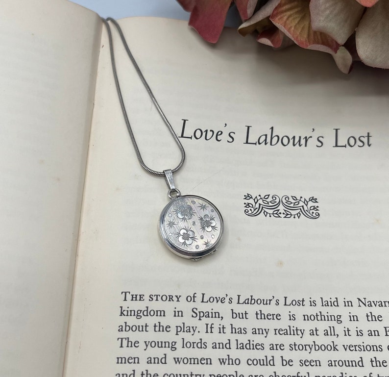 Vintage Silver Round Locket and Chain Sterling Silver Stamped Round Three Flower Foliate Engraved Design with Chain Vintage Ref 13 zdjęcie 4