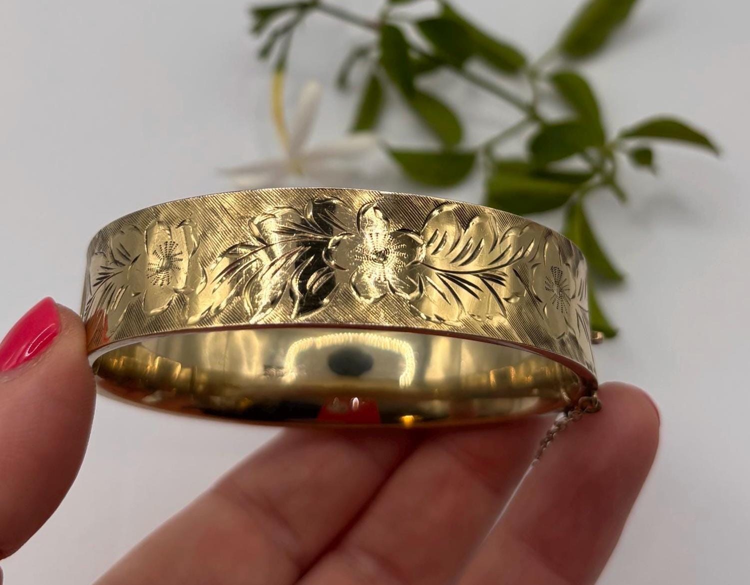 ヴィンテージ 22金シルバーヒンジ付きバングル | 花柄彫刻ブレスレット