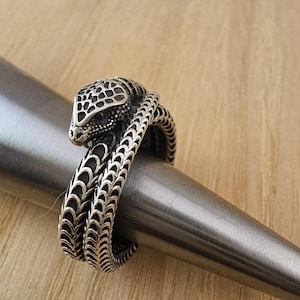 Original & Collectable Gucci Icon Ring, Sterling Silver Snake Ring, Vintage Serpent Wrap Ring, Designer Statement Piece *Ref 10