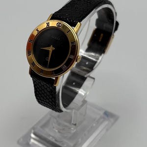 Vintage origineel 3000-serie collectible Gucci designer horloge met Romeinse cijfers | Werkend | Zwarte wijzerplaat en leren band | Goudkleurig *Ref. 9&quot;