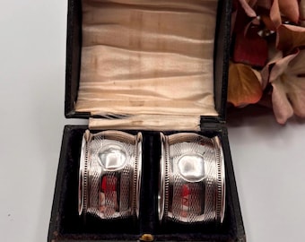 Coppia di anelli portatovaglioli antichi in argento sterling di epoca Giorgio V / Marchio di Chester / Decorazione guilloché / Cartiglio rotondo / Scatola originale