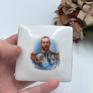 Antica rara scatola commemorativa in porcellana (forse scatola di sigarette) con ritratto del nipote della regina Vittoria "HM King George V"