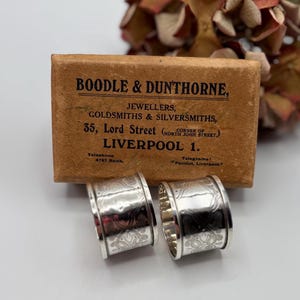 Par de servilleteros antiguos de plata de ley eduardiana, Londres 1908, William Neale Sons, con caja original Boodle Dunthorne *Ref. 93