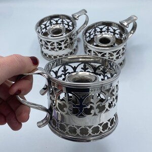 アンティークの希少なシルバーメッキ「チェンバー」キャンドルスティック - ゴシック「フルール・ド・リス」カットカード装飾デザイン - シルバースミス HE&Co 1833 年設立
