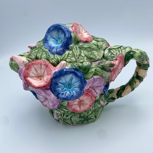 Superbe présentoir théière vintage en fleurs bleues et roses avec bordure en feuilles vertes, théière de collection, décor théière vase