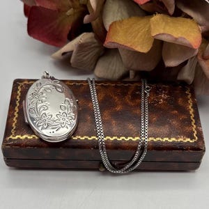 Vintage Sterling Silver Oval Floral Locket with Box Chain – Etched Flower Design *Ref 121