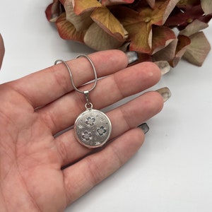 Vintage Silver Round Locket and Chain Sterling Silver Stamped Round Three Flower Foliate Engraved Design with Chain Vintage Ref 13 zdjęcie 5