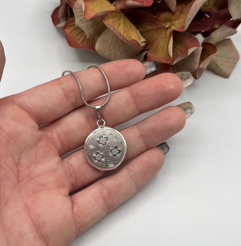 Vintage Silver Round Locket and Chain Sterling Silver Stamped Round Three Flower Foliate Engraved Design with Chain Vintage Ref 13 zdjęcie 5