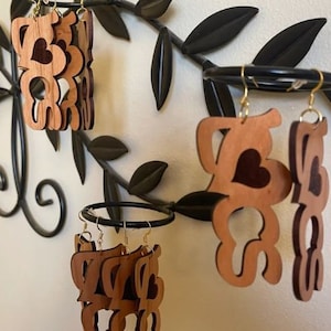 Körsbärsträ Love Locs örhängen: 7,5 cm dreadlock SVG (digital nedladdning)