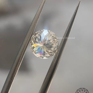 Impeccable cutting precision, designed to maximize brilliance and fire. A remarkable investment piece that combines beauty, sustainability, and ethical sourcing in a luxurious lab grown diamond.