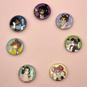 Puede incluir: Conjunto de 7 pines redondos de colores con mujeres de dibujos animados con diferentes peinados y atuendos. Cada pin tiene un diseño diferente y presenta a una mujer sosteniendo una bebida.