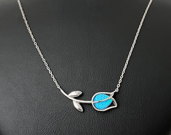 Halsband med opal och tulpanblomma i 925 karat sterlingsilver