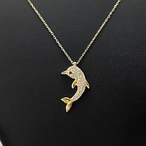 Collar de delfín en plata de ley: delicado colgante de animal marino