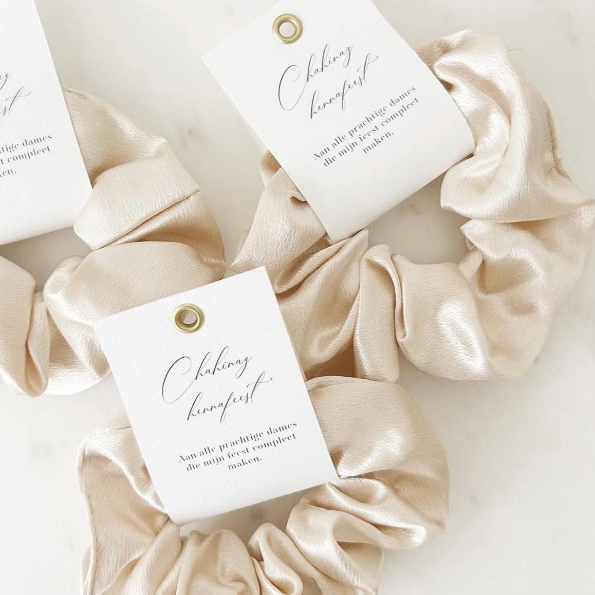 Chouchou en satin élégant pour des coiffures raffinées