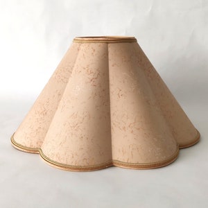 Pantalla colgante francesa vintage de pétalos grandes en beige rosado con borde de tela dorada