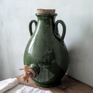 Peut inclure: Panneau en bois fait à la main avec le mot "Bienvenue" écrit à la main. Le panneau est peint en blanc avec une finition vieillie, et une petite plante verte est fixée en bas. Le panneau mesure environ 30 cm de large.