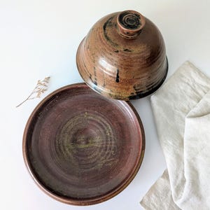 Campana de cristal rústica francesa vintage para queso, campana de cerámica marrón.