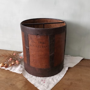 Misurino per farina francese antico extra large in legno, contenitore per contenitori a botte in legno curvato, secchio per cereali XIX secolo