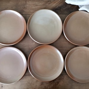 8 pratos vintage franceses / Grés esmaltado bege / BRENNE França / Arenito esmaltado por gotejamento / Tons de mel marrom