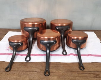 Lot de 5 casseroles en cuivre estampées VILLEDIEU fabriquées en France, 2,2 mm d'épaisseur / Rivets robustes / Manches en fonte / Revêtement intérieur en acier inoxydable