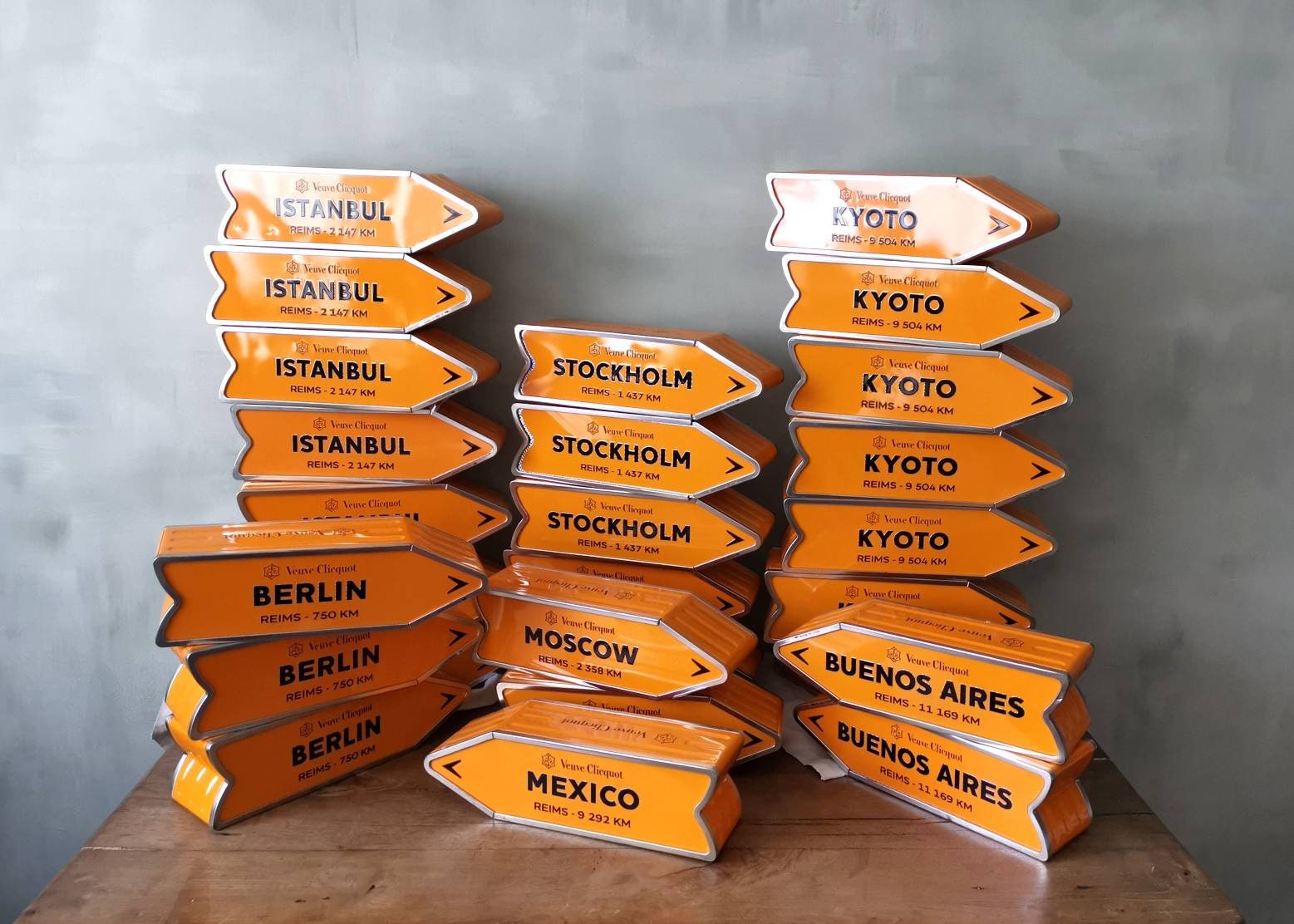 veuve clicquot アローケース Yellow Arrow Champagne Box | Veuve Clicquot