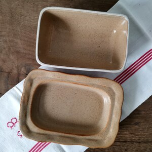 Français plat de beurre à couvercle vintage / Grès artisanal / Grès glacé beige / Grès glacé image 4