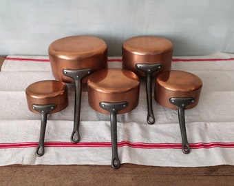 Lot de 5 casseroles en cuivre estampées fabriquées en France « Les cuivres de Faucogney » / Rivets robustes / Manches en fonte / Revêtement en étain