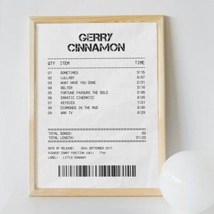 Puede incluir: Una impresión en blanco y negro de un recibo de tienda de discos para el álbum "Gerry Cinnamon" con la lista de canciones, la fecha de lanzamiento y la información del sello discográfico. El álbum tiene nueve canciones y una duración total de 31:23.