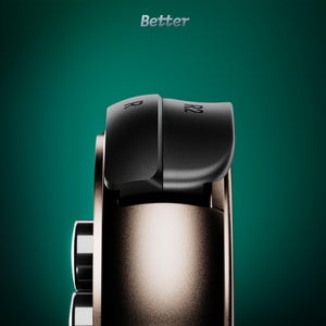 Op de afbeelding: Close-up van een zwarte en bronskleurige gamecontroller. De bovenkant heeft twee zwarte knoppen met de tekst "R" en "R2". Het woord "Better" staat in het wit bovenaan de afbeelding tegen een teal achtergrond.