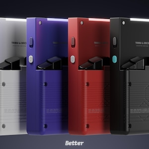 Peut inclure: Quatre consoles de jeux portables blanches, violettes, rouges et noires. Chaque appareil poss&egrave;de un &eacute;cran, des boutons et un compartiment. Le texte "TRIMUI & BRICK" est visible &agrave; l'avant de chaque console. Le mot "Better" est en bas.