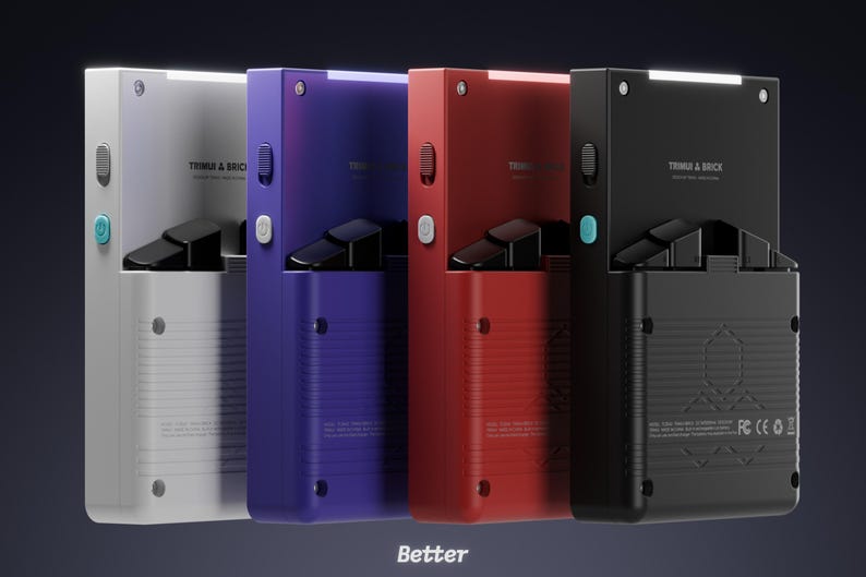 Peut inclure: Quatre consoles de jeux portables blanches, violettes, rouges et noires. Chaque appareil poss&egrave;de un &eacute;cran, des boutons et un compartiment. Le texte "TRIMUI & BRICK" est visible &agrave; l'avant de chaque console. Le mot "Better" est en bas.