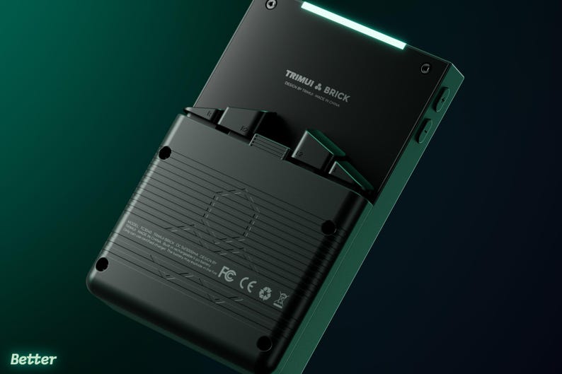 Peut inclure: Console de jeu portable noire avec le texte "TRIMUI & BRICK" et une lumi&egrave;re verte brillante. L'appareil a un design &eacute;l&eacute;gant et moderne avec des boutons et un &eacute;cran visibles. Le fond est un d&eacute;grad&eacute; de vert fonc&eacute; et de noir.