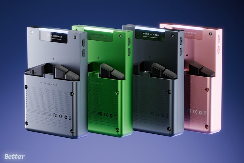 Peut inclure: Quatre appareils m&eacute;talliques argent&eacute;s, verts, noirs et or rose, chacun avec un design rectangulaire et une lumi&egrave;re sup&eacute;rieure. Le texte "BRICK HAMMER" est visible sur chaque appareil. Les appareils ont un compartiment qui s'ouvre pour r&eacute;v&eacute;ler un composant noir.