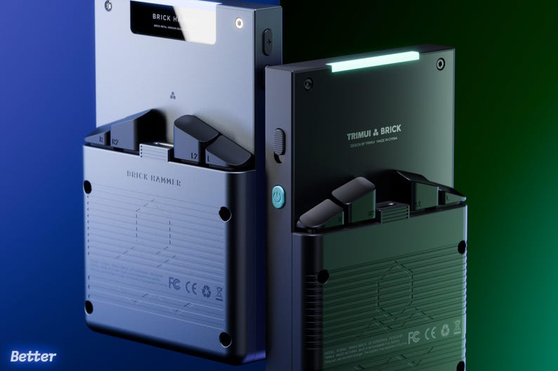 Peut inclure: Deux consoles de jeux portables, une argent&eacute;e et une noire, sont pr&eacute;sent&eacute;es. La console argent&eacute;e porte l'inscription "BRICK HAMMER" et la console noire porte l'inscription "TRIMUI & BRICK". Les deux ont un design &eacute;l&eacute;gant et moderne avec une barre lumineuse et des commandes.