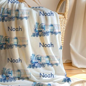 Blauwe nertsdeken vintage treinnaampatroon | Gepersonaliseerde peuterdeken