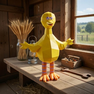 Puede incluir: Una figura geométrica de pájaro amarillo con pies naranjas y piernas a rayas moradas y naranjas se encuentra sobre una superficie de madera. La figura tiene los brazos abiertos y está colocada contra un fondo de madera rústica con una ventana que da a un paisaje rural.