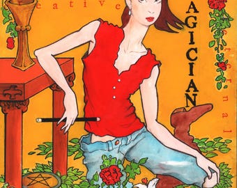 Può includere: Un'illustrazione di carta dei tarocchi del Mago, con una donna in un top rosso e jeans blu, che tiene una bacchetta. La carta è su uno sfondo giallo con un calice d'oro, un tavolo e viti fiorite.