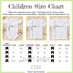 Puede incluir: Una tabla de tallas para bodys de bebé, camisetas para niños pequeños y camisetas para jóvenes. La tabla muestra las medidas de ancho y largo en pulgadas para cada talla. La tabla está etiquetada con las palabras "Baby Bodysuits", "Toddler" y "Youth".