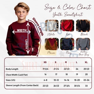Puede incluir: Tabla de tallas para sudaderas para j&oacute;venes en varios colores, incluyendo blanco, rojo, negro, granate, azul marino y gris oscuro jaspeado. La tabla muestra las medidas de la longitud del cuerpo, la anchura del pecho, las tallas (US) y la longitud de la manga (desde el centro de la espalda) en pulgadas. Las tallas van de la XS a la XL.