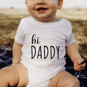 Hi Daddy Bodysuit, Pregnancy Announcement Bodysuit, Baby Reveal Bodysuit, Gift For Husband, Hello Daddy Bodysuit, Custom Baby Outfit