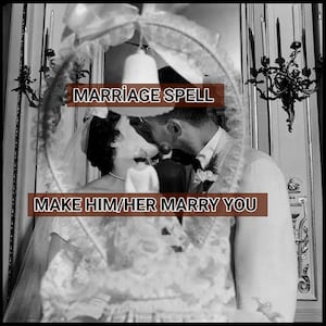 Op de afbeelding: Een zwart-witfoto van een stel dat elkaar kust voor een bruidstaarttopper. De tekst "MARRIAGE SPELL" en "MAKE HIM/HER MARRY YOU" is over de afbeelding gelegd.