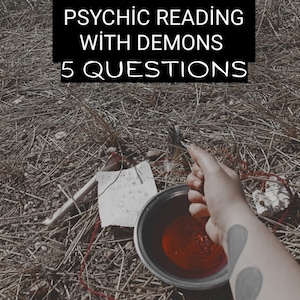 Può includere: Una mano tiene una piuma sopra una ciotola di liquido rosso. Un pezzo di carta con un disegno di un cerchio e stelle è a terra. Il testo "PSYCHIC READING WITH DEMONS 5 QUESTIONS" è scritto in lettere nere su sfondo bianco.