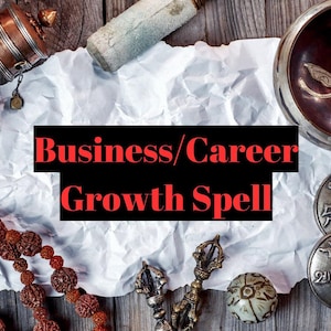 Könnte beinhalten: Ein zerknittertes Blatt weißes Papier mit dem Text "Business/Career Growth Spell" in roten und schwarzen Buchstaben. Das Papier ist von verschiedenen Gegenständen umgeben, darunter ein Kupferbehälter, ein Holzstab, eine Perlenkette, eine Metallschale und ein Satz Metallglöckchen.