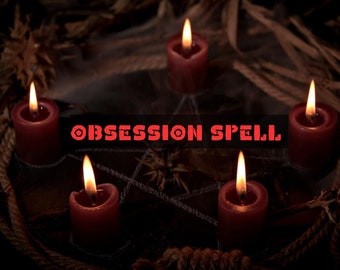 Puede incluir: Cinco velas rojas están dispuestas en círculo sobre un fondo oscuro. Las velas están encendidas y las llamas proyectan un cálido resplandor. Las palabras "OBSESSION SPELL" están escritas en letras rojas en el centro de la imagen.